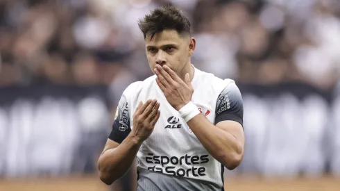 SAO PAULO, BRAZIL – SEPTEMBER 21: Angel Romero of Corinthians celebrates after scoring the second goal of his team during a match between Corinthians and Atletico Goianiense as part of Brasileirao Series A 2024 at Neo Quimica Arena on September 21, 2024 in Sao Paulo, Brazil. (Photo by Alexandre Schneider/Getty Images)
