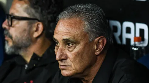 Tite no banco de reservas durante jogo do Fla.
