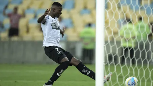 Luiz Henrique jogador do Botafogo chuta para marcar seu gol durante partida contra o Fluminense. Foto: Jorge Rodrigues/AGIF
