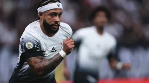 SP – SAO PAULO – 21/09/2024 – BRASILEIRO A 2024, CORINTHIANS X ATLETICO-GO – Memphis Depay jogador do Corinthians durante partida contra o Atletico-GO no estadio Arena Corinthians pelo campeonato Brasileiro A 2024. Foto: Ettore Chiereguini/AGIF
