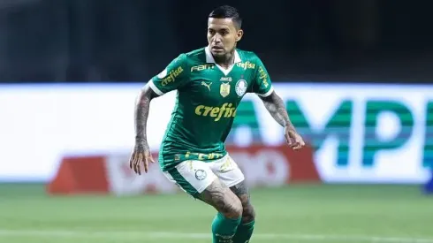 Dudu de Palmeiras controla a bola durante uma partida entre Palmeiras e Atletico Goianiense como parte da Brasileirao Series A 2024 no Allianz Parque
