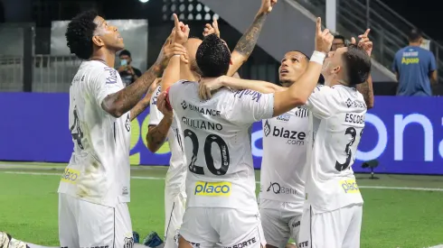 SP – SANTOS – 23/09/2024 – BRASILEIRO B 2024, SANTOS X NOVORIZONTINO – Otero jogador do Santos comemora seu gol com jogadores do seu time durante partida contra o Novorizontino no estadio Vila Belmiro pelo campeonato Brasileiro B 2024. 
