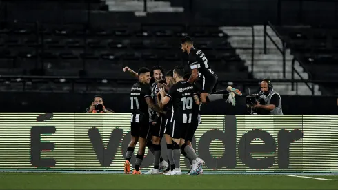 RJ – RIO DE JANEIRO – 27/04/2023 – COPA DO BRASIL 2023, BOTAFOGO X YPIRANGA – Matheus Nascimento jogador do Botafogo comemora seu gol com jogadores do seu time durante partida contra o Ypiranga no estadio Engenhao pelo campeonato Copa do Brasil 2023. Foto: Thiago Ribeiro/AGIF
