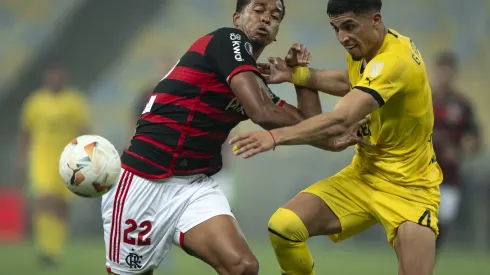 Carlinhos jogador do Flamengo durante partida contra o Peñarol, no Maracaña. Foto: Jorge Rodrigues/AGIF
