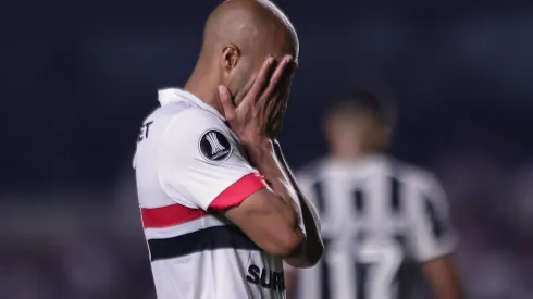 SP – SAO PAULO – 25/09/2024 – COPA LIBERTADORES 2024, SAO PAULO X BOTAFOGO – Lucas jogador do Sao Paulo lamenta durante partida contra o Botafogo no estadio Morumbi pelo campeonato Copa Libertadores 2024. Foto: Ettore Chiereguini/AGIF
