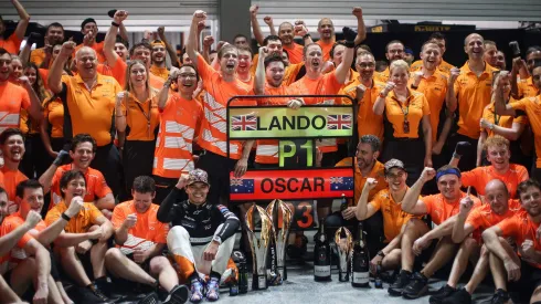 Equipe da McLaren, comemorando a vitória de Norris em Singapura
