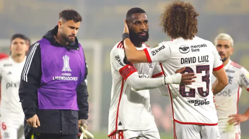 Jogadores do Flamengo após derrota. (Foto de Ernesto Ryan/Getty Images)
