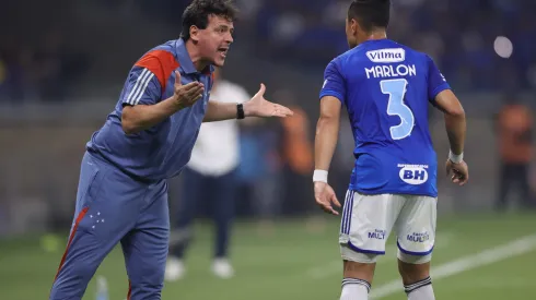 Fernando Diniz técnico do Cruzeiro durante partida contra o Libertad. Foto: Gilson Lobo/AGIF
