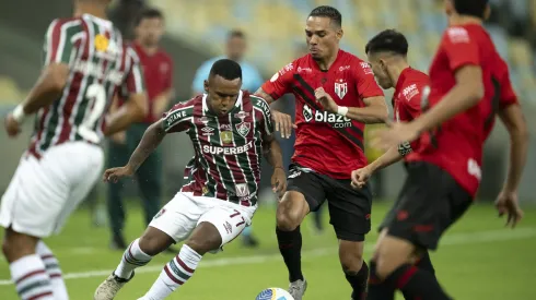 Marquinhos jogador do Fluminense disputa lance com Luiz Fernando jogador do Atlético-GO durante partida no Maracanã pelo campeonato Brasileiro 2024. Foto: Jorge Rodrigues/AGIF
