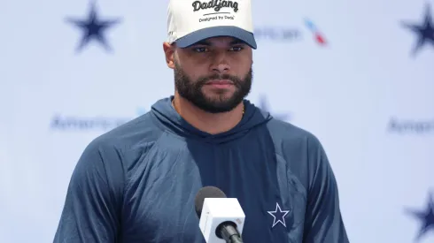 IMAGO / Icon Sportswire. Dak Prescott envia um aviso aos Pittsburgh Steelers antes do jogo decisivo contra os Dallas Cowboys. (Photo by Brandon Sloter/Icon Sportswire)
