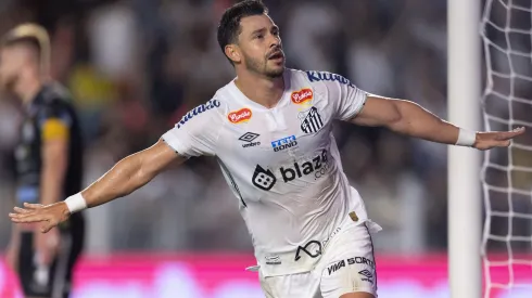 Giuliano jogador do Santos comemora seu gol durante partida contra o Operário. Foto: Beno Kuster Nunes/AGIF
