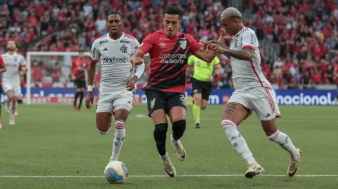 Cuello jogador do Athletico-PR disputa lance com Gerson e Wesley jogadores do Flamengo durante partida no estadio Arena da Baixada pelo campeonato Brasileiro A 2024. 
