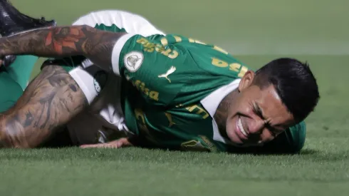 Dudu sofreu um dos penais na partida contra o Atlético. Foto: Ettore Chiereguini/AGIF
