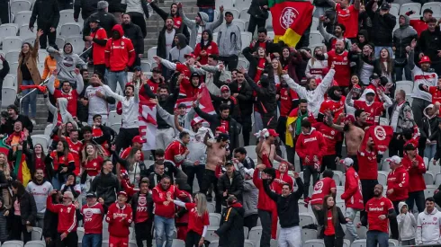 Torcida do Internacional durante partida contra Corinthians no estadio Arena Corinthians pelo campeonato Brasileiro A 2022. 
