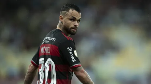 Michael treinou normalmente nesta segunda (30) e deve jogar Flamengo x Corinthians
