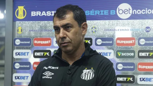 Treinador do Santos durante partida do Peixão na Série B.
