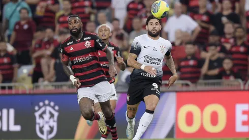 Gerson  jogador do Flamengo disputa lance com Yuri Alberto jogador do Corinthians durante partida no Maracanã pela Copa Do Brasil 2024. Foto: Alexandre Loureiro/AGIF
