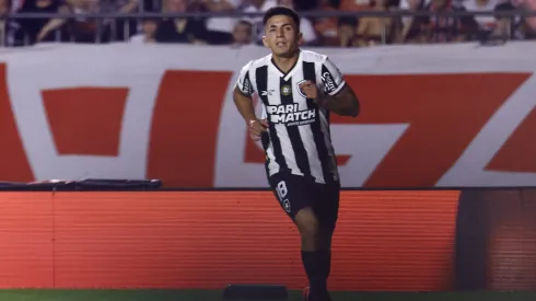 Almada jogador do Botafogo comemora seu gol durante partida. Foto: Marcello Zambrana/AGIF
