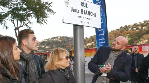 Família de Jules Bianchi em rua que leva o seu nome na cidade de Nice, França
