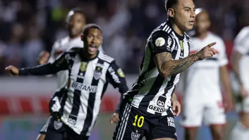 Eduardo Vargas, craque do Atlético Mineiro celebra seu golaço diante do Vitória e comemora com os companheiros – Brasileirão 2024- Arena MRV
