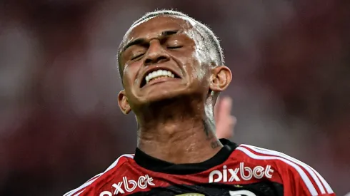 Wesley lamentando durante partida entre Flamengo e Olimpia-PAR, pela Libertadores de 2023, no Maracanã. 
