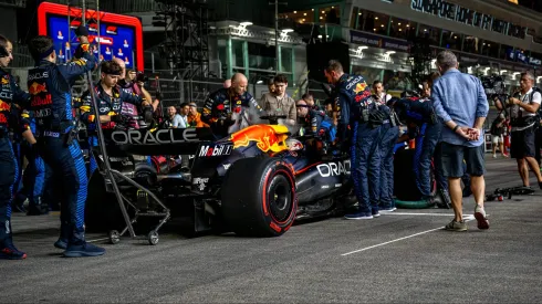 Equipe da Red Bull ajustando carro de Verstappen no GP de Singapura
