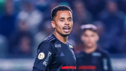 Allan, volante do Flamengo, em ação pelo Brasileirão Série A
