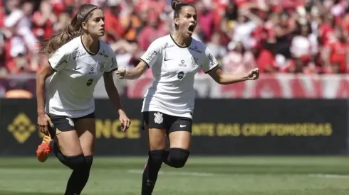 Jheniffer (esquerda), atacante do Corinthians, ainda é dúvida para o confronto contra o Libertad e se recupera lesão