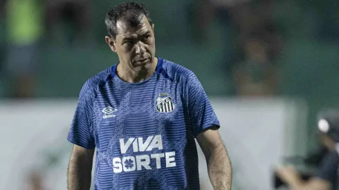 Carille voltou a ser criticado pela torcida do Santos após derrota para o Goiás
