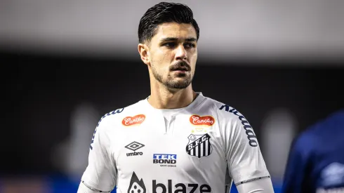 Joao Basso jogador do Santos durante partida contra o Coritiba. Foto: Abner Dourado/AGIF
