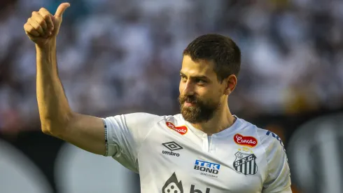 Luan Peres, jogador do Santos durante aquecimento antes da partida contra o Mirasol no estadio Vila Belmiro pelo campeonato Brasileiro B 2024
