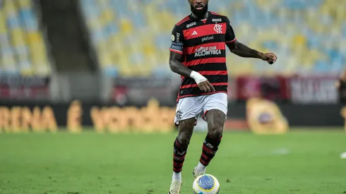 Gerson jogador do Flamengo durante partida contra o Athletico-PR. Foto: Thiago Ribeiro/AGIF
