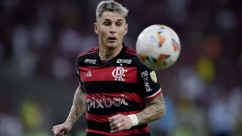 Varela, do Flamengo, é elogiado em função como zagueiro no Uruguai 
