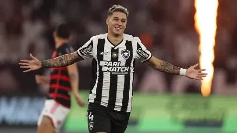 Mateo Ponte, do Botafogo celebra seu gol contra o Flamengo durante partida pelo Brasileirão Betano e ocupa a primeira posição na competição 
