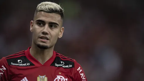 Andreas Pereira recebe presente do Flamengo
