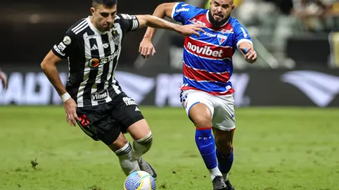 Battaglia jogador do Atletico-MG disputa lance com Jose Welison jogador do Fortaleza. Foto: Gilson Lobo/AGIF
