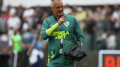 Lisca, técnico do América Mineiro, em duelo contra o Santos, na Vila Belmiro (Foto: Reinaldo Campos/AGIF)
