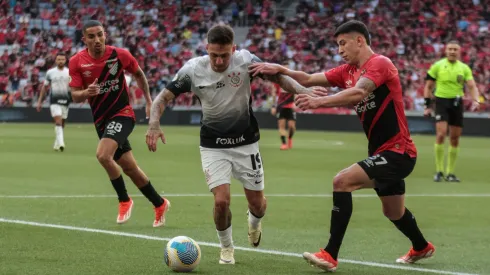 Lucas Esquivel jogador do Athletico-PR disputa lance com Gustavo Mosquito jogador do Corinthians. Foto: Robson Mafra/AGIF
