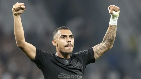 SP – SAO PAULO – 17/10/2024 – BRASILEIRO A 2024, CORINTHIANS X ATHLETICO-PR – Matheus Bidu<br />
jogador do Corinthians comemora fim da partida contra o Athletico-PR no estadio Arena Corinthians pelo campeonato Brasileiro A 2024. Foto: Anderson Romao/AGIF