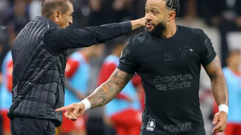 SP – SAO PAULO – 17/10/2024 – BRASILEIRO A 2024, CORINTHIANS X ATHLETICO-PR –  tecnico do Corinthians Ramon Diaz e o jogador Memphis Depay durante partida contra o Athletico-PR no estadio Arena Corinthians pelo campeonato Brasileiro A 2024. Foto: Joisel Amaral/AGIF
