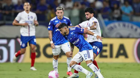 William jogador do Cruzeiro disputa lance com Cauly jogador do Bahia durante partida no estadio Mineirao pelo campeonato Brasileiro A 2024. Foto: Gilson Lobo/AGIF
