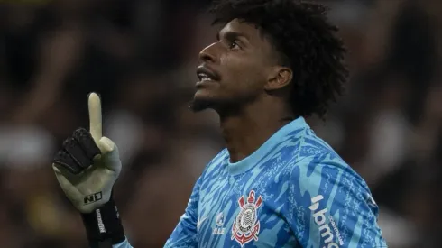 Hugo Souza durante partida contra o Athletico-PR, na Neo Química Arena, pelo Campeonato Brasileiro.
