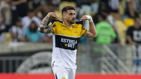 Felipe Vizeu comemorando o tento anotado no Maracanã. 
