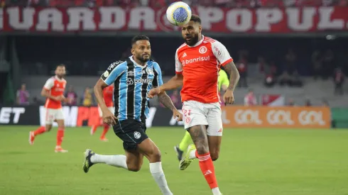 Reinaldo jogador do Grêmio disputa lance com Wesley jogador do Internacional durante partida no Estádio Couto Pereira pelo Campeonato Brasileiro A 2024. Foto: Lucas Gabriel Cardoso/AGIF
