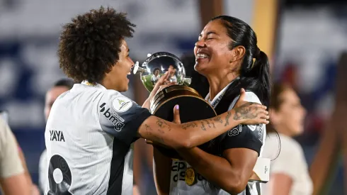 Vitória Yaya e Duda Sampaio comemoram a vitória do Corinthians   sobre o Santa Fé que levou o titulo da Libertadores Feminina 2024
