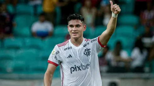 Alcaraz jogador do Flamengo comemora seu gol com jogadores do seu time durante partida contra o Bahia. Foto: Jhony Pinho/AGIF
