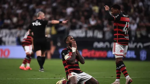 Gerson jogador do Flamengo durante partida contra o Corinthians. Foto: Ettore Chiereguini/AGIF