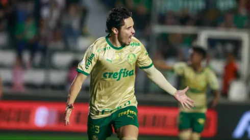 Raphael Veiga jogador do Palmeiras comemora seu gol durante partida contra o Juventude no estadio Alfredo Jaconi pelo campeonato Brasileiro A 2024
