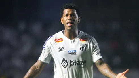 Zagueiro possui contrato com o Santos até o final de 2024
