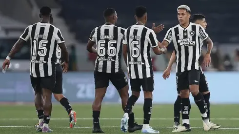 Matheus Martins, do Botafogo, comemora com os companheiros de equipe após vencer a partida contra  o Flamengo, no Nilton Santos – Brasileirão 2024
